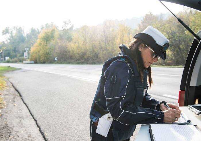 Usava pass della madre morta per parcheggiare negli spazi per disabili