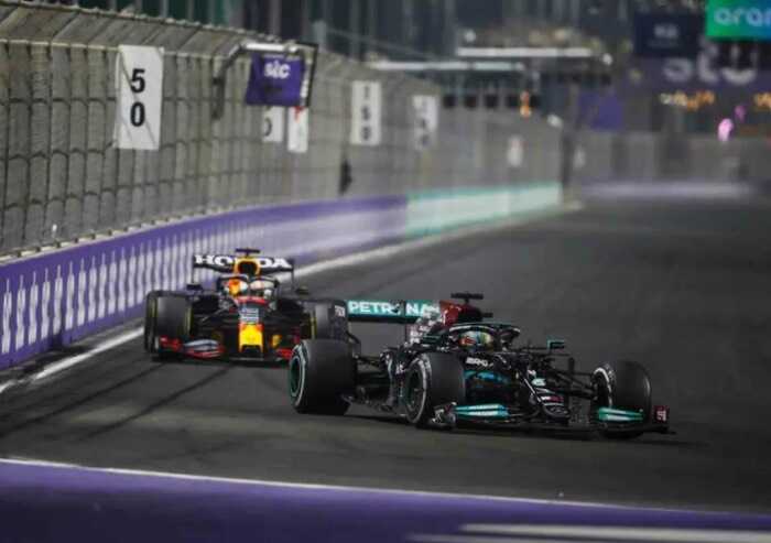 Hamilton vince e aggancia Verstappen: Ferrari settima e ottava