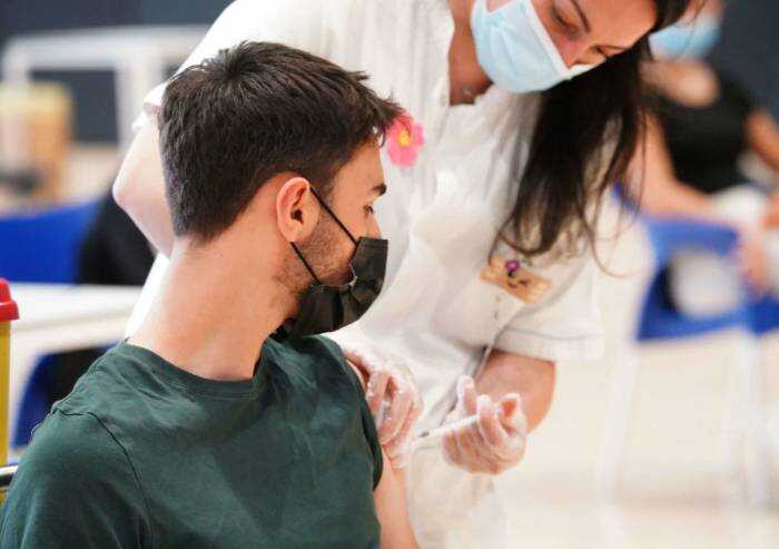 Vaccino, ministero Salute: 'Booster ai guariti dopo 5 mesi'