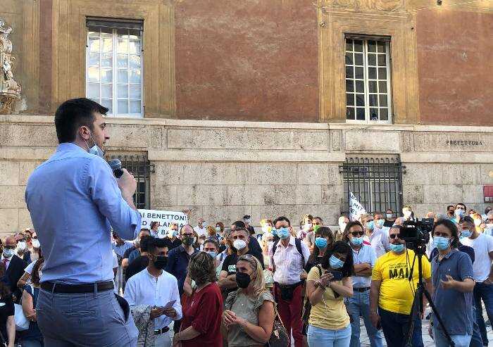 Ora la priorità in Italia è stanare un 12enne sul bus senza green pass