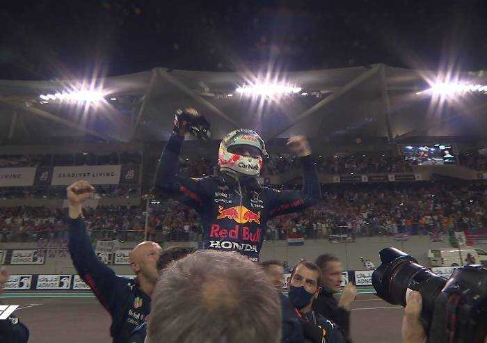 F1, Verstappen beffa Hamilton all'ultimo giro ed è campione del mondo