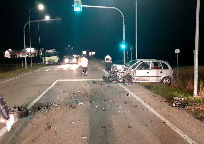 Mirandola: scontro frontale, un morto e 5 feriti