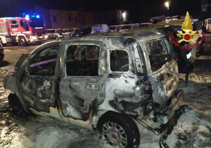 Rogo nel parcheggio della concessionaria auto: 5 mezzi distrutti