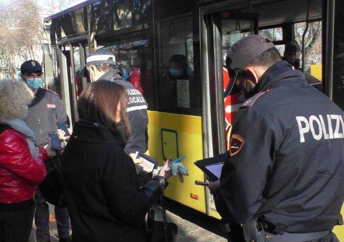 Abbonamento Seta, studenti senza green pass a piedi e niente rimborsi