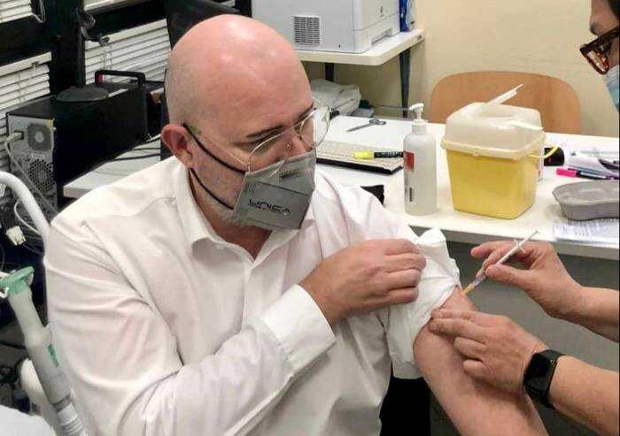 Bonaccini si vaccina ancora: dal torso nudo all'infermiera senza guanti