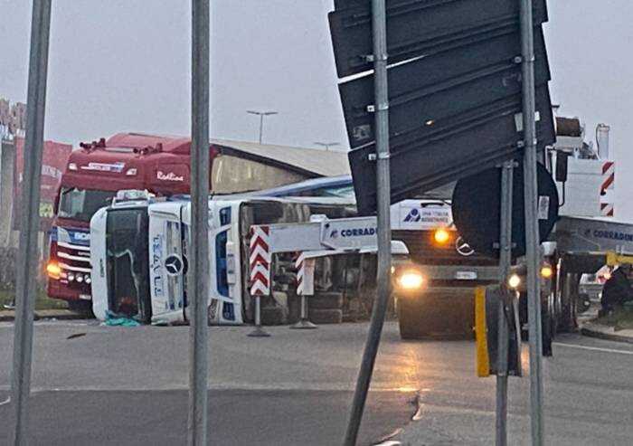 Camion si ribalta su altro camion sulla Pedemontana