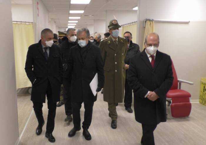 Passaggio all'hub vaccinale (vuoto) del sottosegretario Costa, prima della cena politica in città