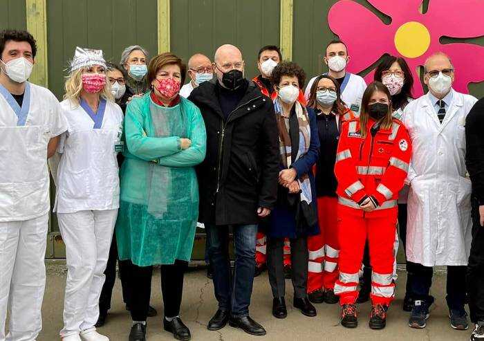 Modena, Bonaccini visita l'hub vaccinale: 'Ringrazio tutti i sanitari'