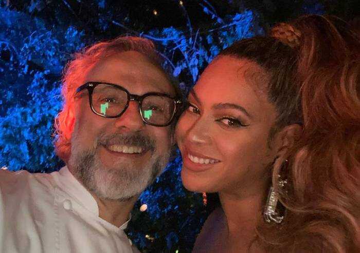 Bottura e Beyoncè in posa per un selfie natalizio