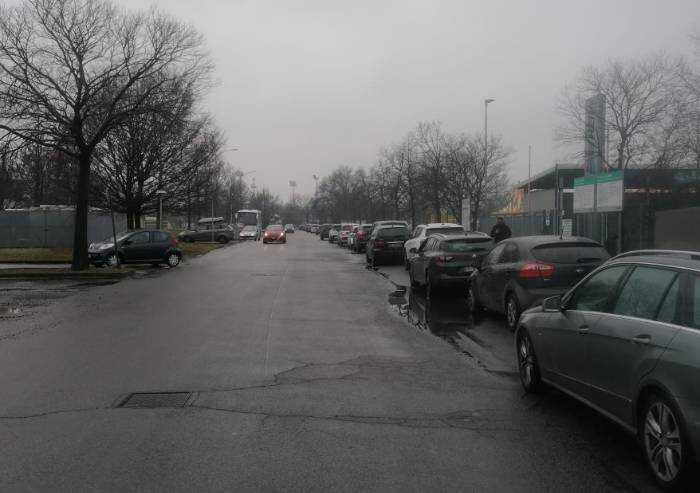 Modena, gestione tamponi fuori controllo: coda infinta, ore di attesa