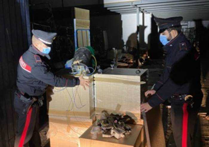 Ruba mobili da ufficio: arrestato in flagranza