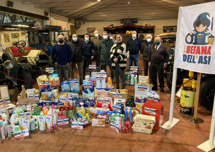 Befana Asi, doni ai bambini consegnati su mezzi storici