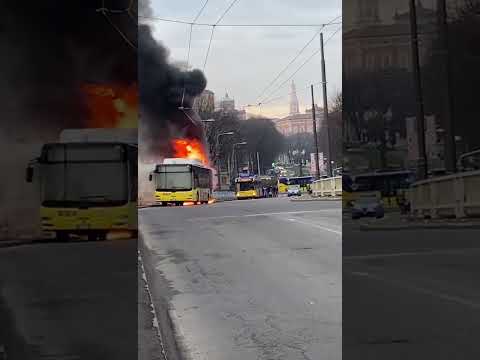 Modena, autobus in fiamme sul cavalcavia Mazzoni