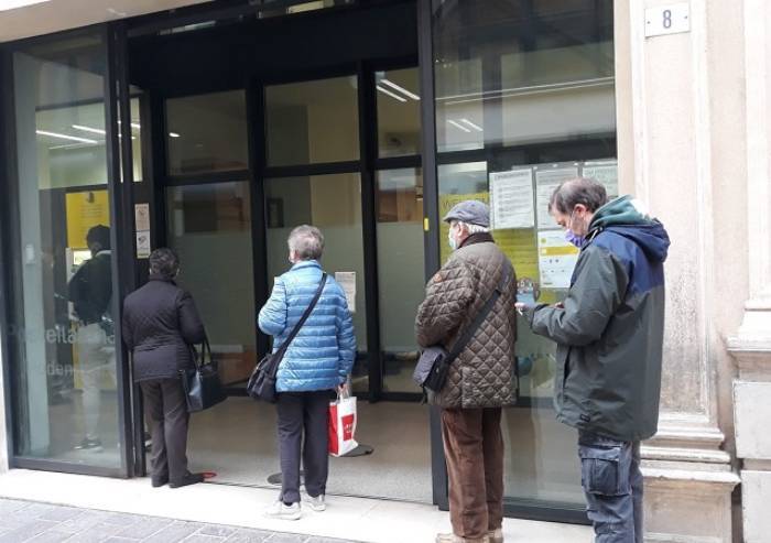 Poste: anziani al freddo in coda per ore