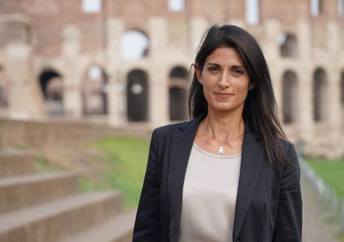 La Raggi dà lezioni di civiltà: 'No vax? Basta caccia alle streghe'