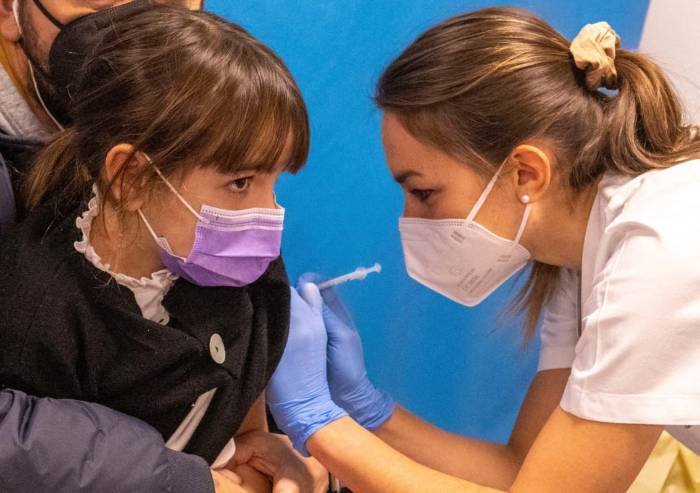 Vaccino ai minorenni, ora la Regione lancia l'open day
