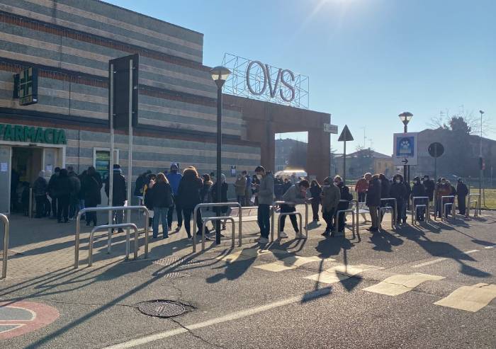 Modena, il tamponificio continua: file di ore in farmacia