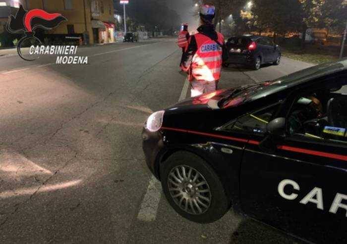 Carpi: guida senza patente con 5 passeggeri a bordo, forza il posto di blocco e si schianta