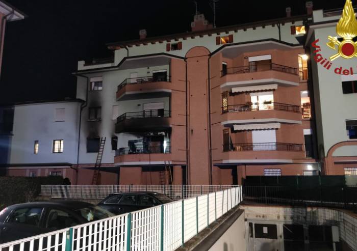 Vignola: incendio in una palazzina, 8 famiglie evacuate, nessun ferito
