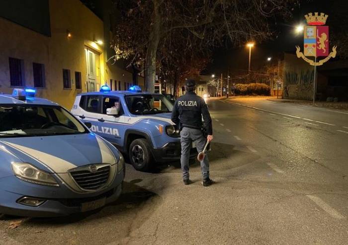 Vede gli agenti e consegna spontaneamente la droga: denunciato