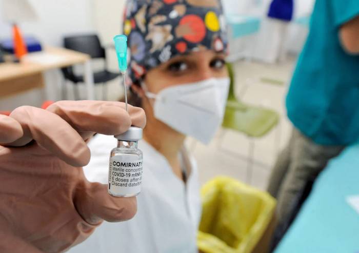 Vaccino Pfizer, un sospetto evento avverso ogni mille dosi