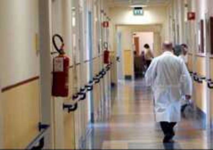 Meno casi in terapia intensiva, ma i vaccinati con doppia dose salgono al 41%