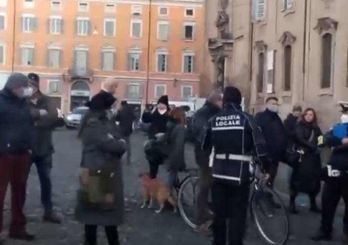 'Modena, mascherina all'aperto con distanziamento non è obbligatoria: si faccia chiarezza'