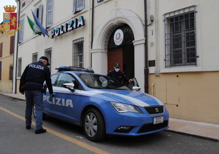 Mirandola, vìola norme covid in un bar e aggredisce gli agenti: arrestato