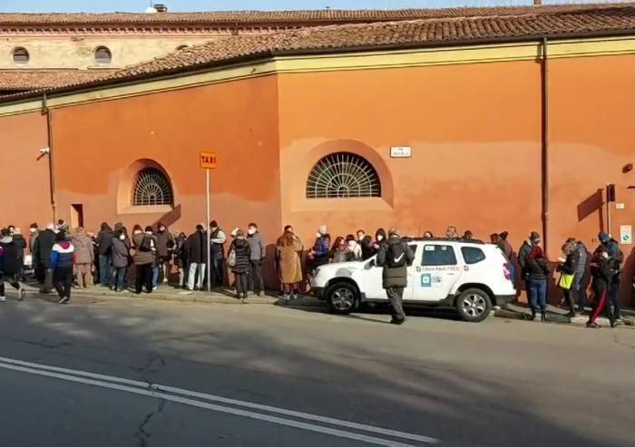 Bologna: in fila davanti alla Procura per denunciare Draghi e Speranza