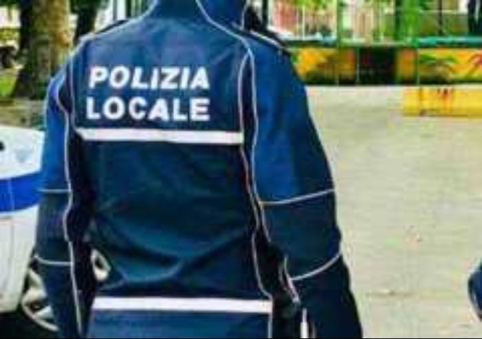 Vendeva centinaia di mascherine ma non ne indossava nemmeno una