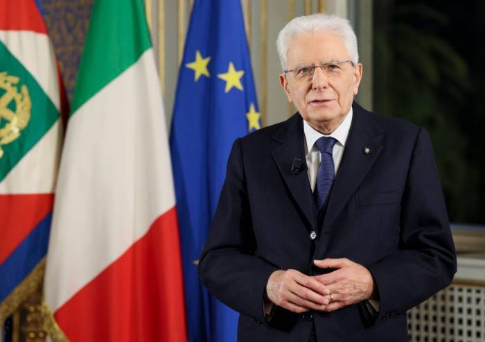 Quirinale, la politica implosa implora Mattarella. Solo Meloni dice no