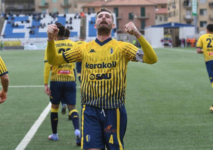 Il canarino vola e la curva si innamora