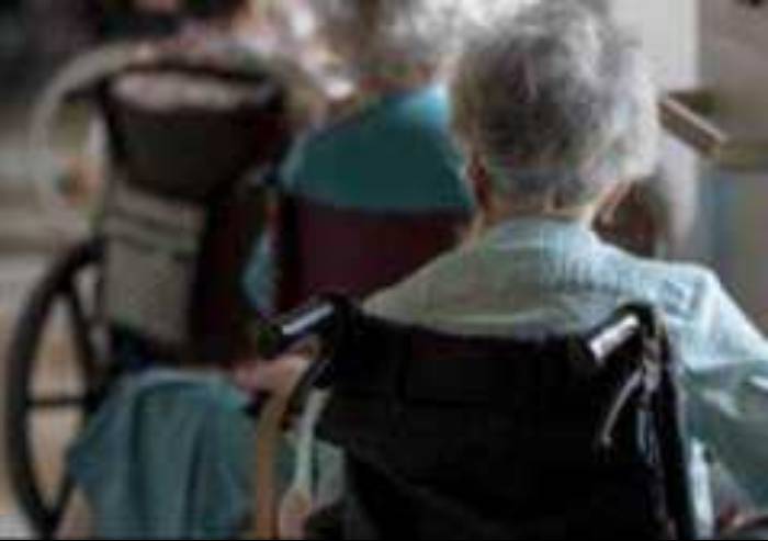 Modena: centro diurno per anziani aperto anche alla notte: multa e diffida