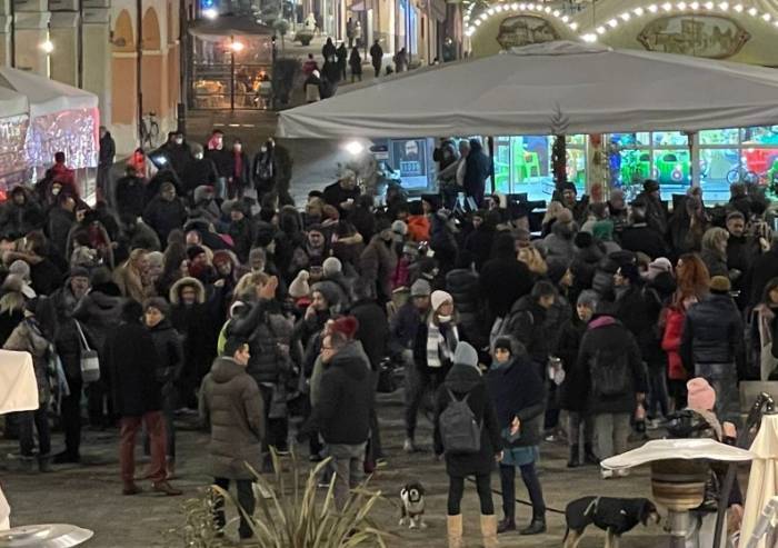 No Green Pass, a Carpi la libertà in un aperitivo: centinaia in piazza