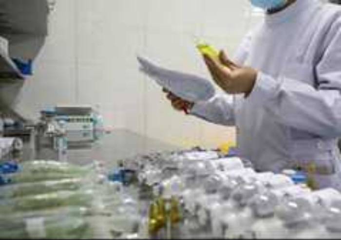 Pfizer chiede autorizzazione per terza dose ai minori: Ema al lavoro