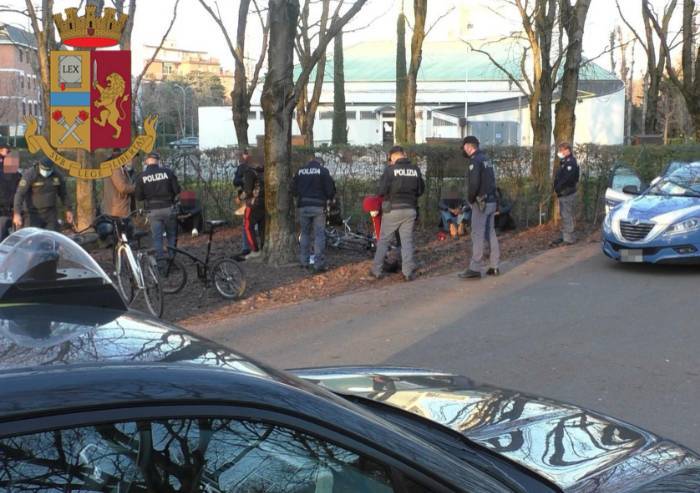 Parco XXII aprile circondato dalla Polizia: spacciatori e clandestini braccati