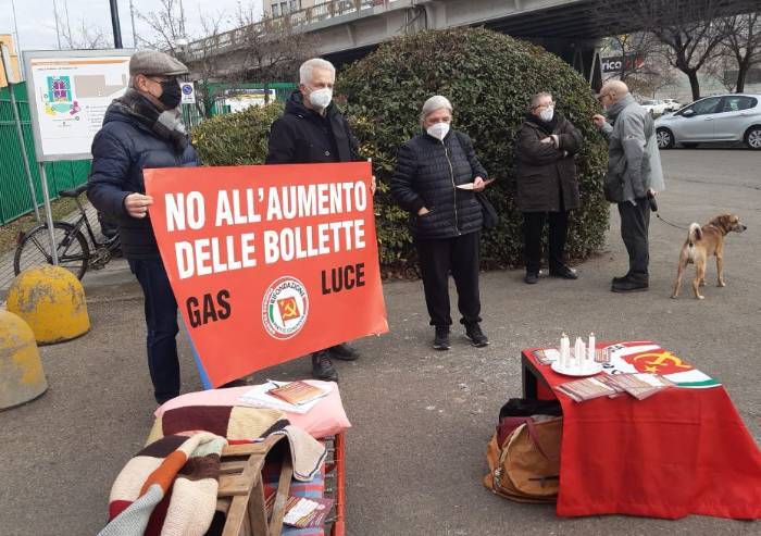 Parte davanti a sede Hera di Modena la campagna contro caro bollette