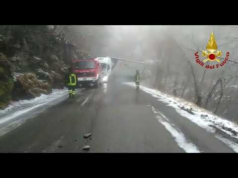 Fanano: camion esce di strada, recuperato dall'autogru dei Vigili del Fuoco