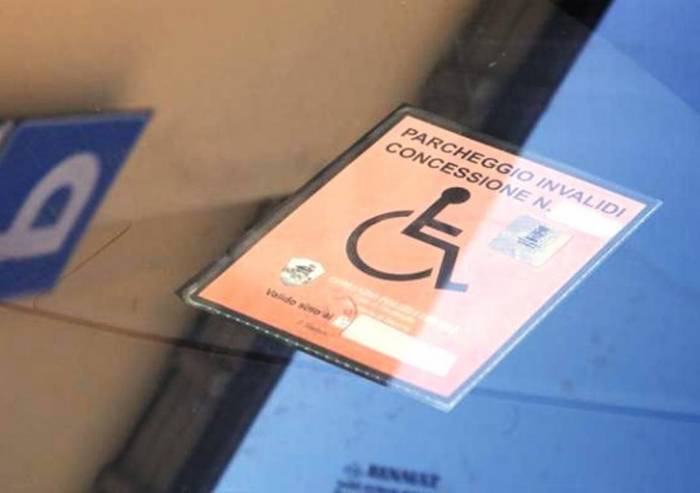 Modena, i furbetti del pass invalidi: in nove usavano quello di parenti defunti