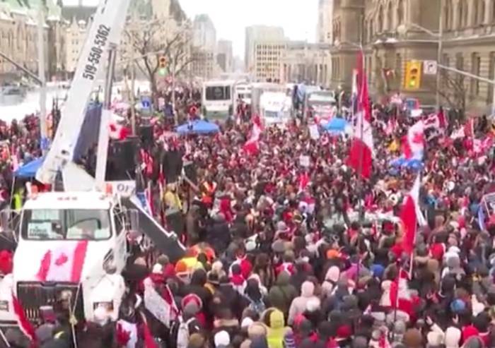 Canada, congelati conti correnti dei camionisti contrari a pass vaccinale