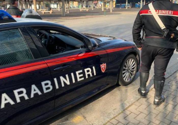 Formigine, giovani bloccano chiusura porta treno e picchiano capotreno