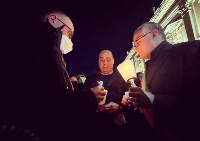 Mega fiaccolata Ucraina con Letta e Zingaretti. Tanti senza mascherina