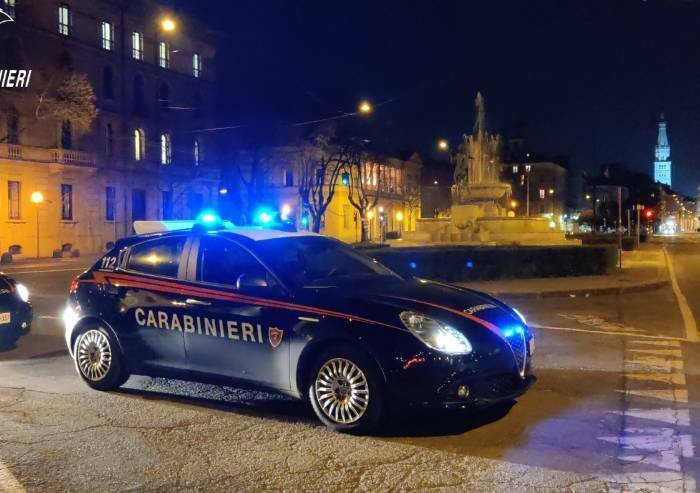 Tira bici e pugni ai Carabinieri per evitare il controllo: arrestato