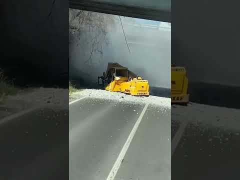 Bologna, camion contro cavalcavia: muore centauro in coda