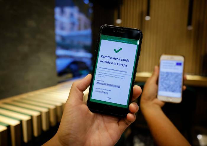 Stroncato commercio di Green Pass falsi: 300 euro per rafforzato top