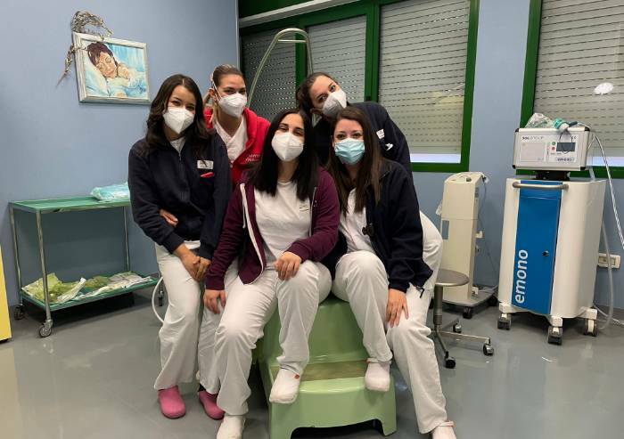 A Mirandola le ostetriche salgono in cattedra per i neo genitori