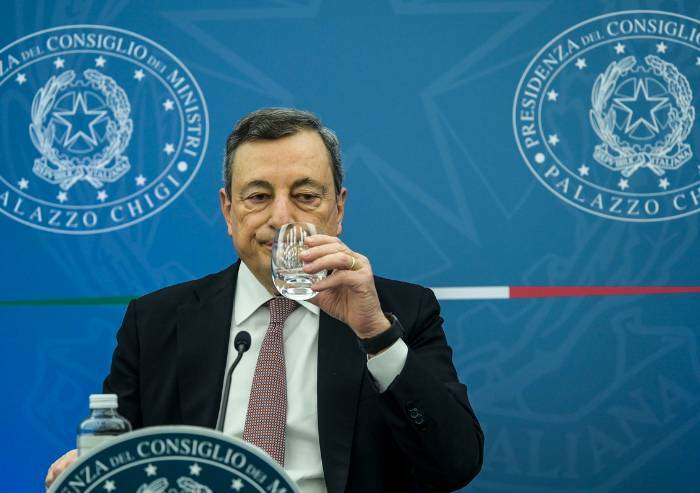 Sondaggio Dire: cala ancora la fiducia in Draghi e nel suo governo