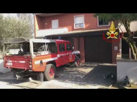 Casa in fiamme, donna tratta in salvo dai Vigili del Fuoco