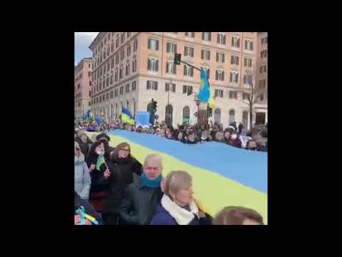 Roma, corteo per l'Ucraina sulle note di Bella Ciao. Letta applaude