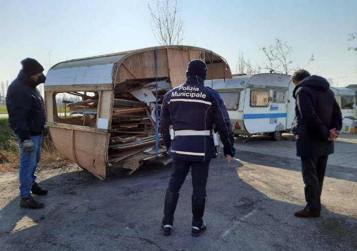 Mirandola, rimosse tre roulotte nella microarea nomadi